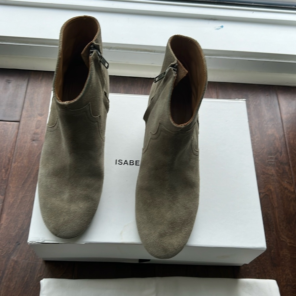 Isabel Marant Dicker ankle boot in taupe. Size 38